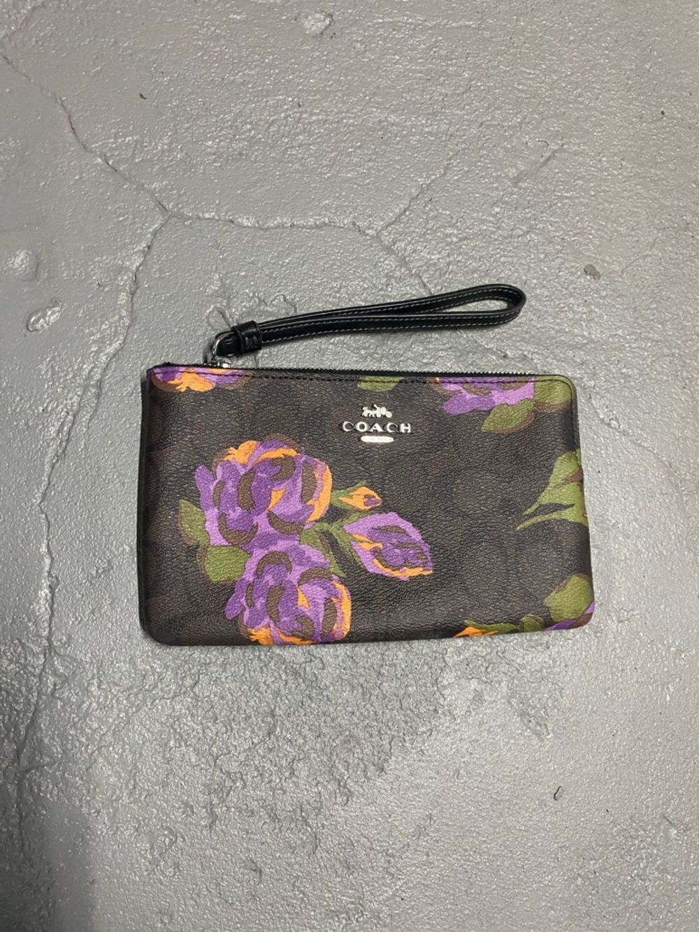 Large zipper wristlet